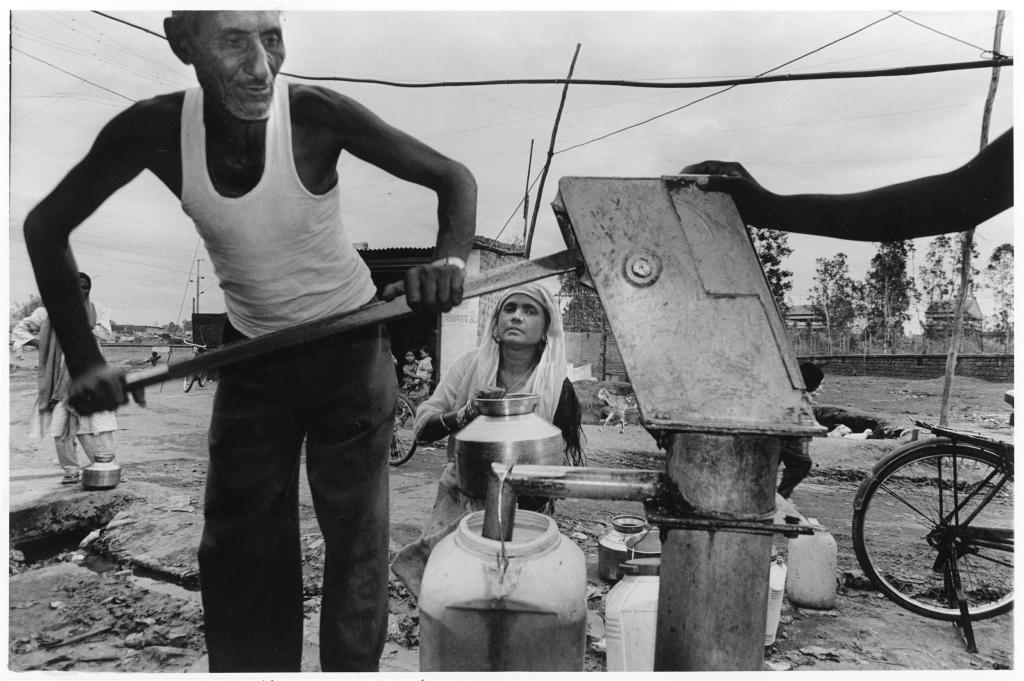 picture 28. Living with contaminated water, Bhopal 2002
