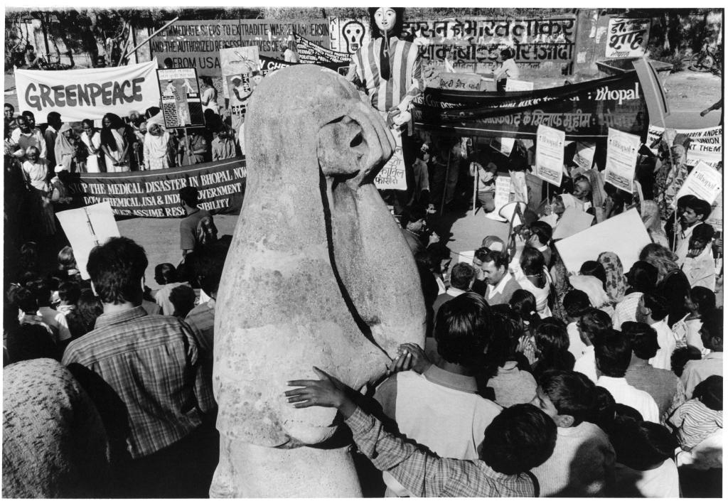 picture 21. Demonstration at Union Carbide factory gates, Bhopal 2001